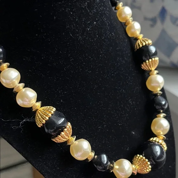 Elegant Black and Gold Beaded Necklace - Picture 3 of 8
